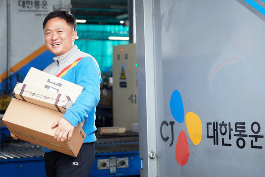 배송준비를 하고 있는 CJ대한통운 택배기사 원성진씨. <CJ대한통운 제공>